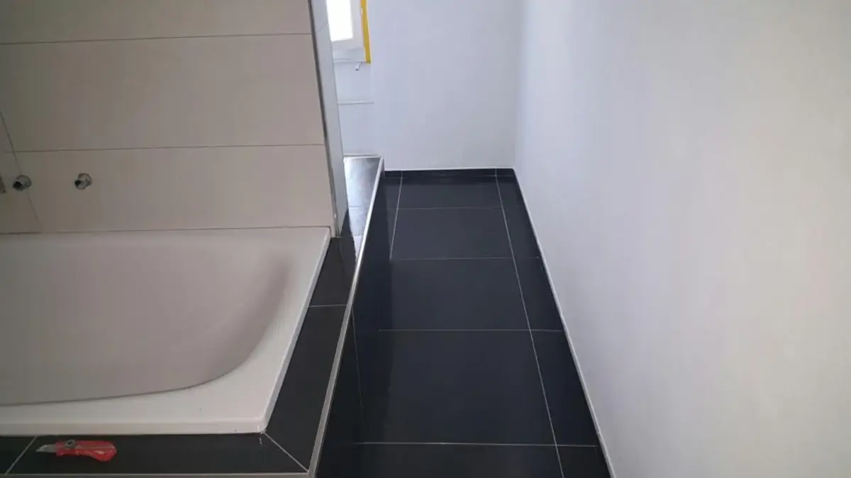 Badezimmer Schweiz – Sockelleisten gesetzt